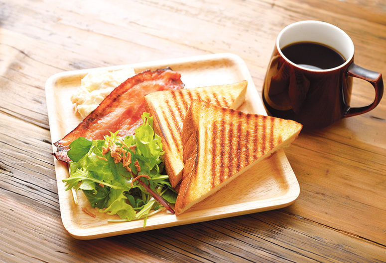 選べるモーニングは厚切りバタートースト使用！